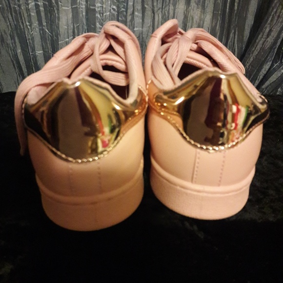 **SOLD**NWOT Super Cute Tennis Shoes - Picture 2 of 6